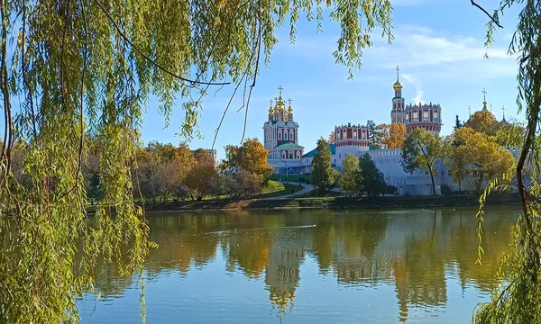 Novodevichy manastırı (Bogoroditse-Smolensky manastırı) ve güneşli bir sonbahar gününde büyük Novodevichy göleti manzarası (panoramik manzara). Moskova, Rusya. UNESCO dünya mirası sahası