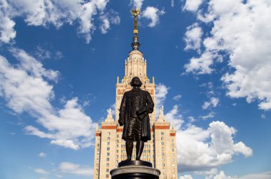Moskova Devlet Üniversitesi 'nin (MSU) gökyüzünün arka planında Mikhail Vasilyevich Lomonosov (heykeltıraş N. V. Tomsky ve mimar L. V. Rudnev, 1953) anıtı görülüyor.  
