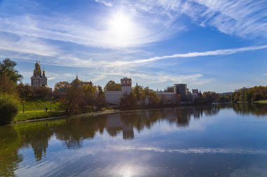 Güneşli bir sonbahar gününde Novodevichy manastırı (Bogoroditse-Smolensky manastırı) ve büyük Novodevichy göleti manzarası. Moskova, Rusya. UNESCO dünya mirası sahası
