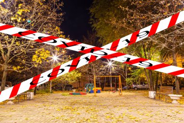 Moskova, Rusya 'da Coronavirus. Bir sonbahar gecesinde boş bir oyun parkı yerleşim alanlarından birinde. Covid-19 işareti. COVID salgını ve seyahat kavramı