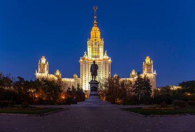 Sparrow Hills 'teki Lomonosov Moskova Devlet Üniversitesi' nin ana binası (sonbahar akşamı). Rusya 'nın en üst düzey eğitim kurumudur. Rusya  