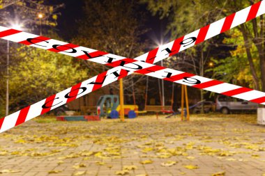 Moskova, Rusya 'da Coronavirus. Konut alanlarından birinde (bulanık manzara) bir sonbahar gecesinde boş bir oyun alanı. Covid-19 işareti. COVID salgını ve seyahat kavramı.