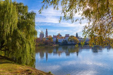 Güneşli bir sonbahar gününde Novodevichy manastırı (Bogoroditse-Smolensky manastırı) ve büyük Novodevichy göleti manzarası. Moskova, Rusya. UNESCO dünya mirası sahası