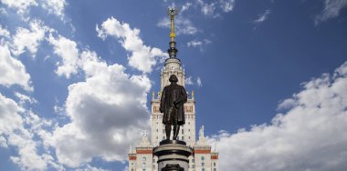 Moskova Devlet Üniversitesi 'nin (MSU) gökyüzünün arka planında Mikhail Vasilyevich Lomonosov (heykeltıraş N. V. Tomsky ve mimar L. V. Rudnev, 1953) anıtı görülüyor.  