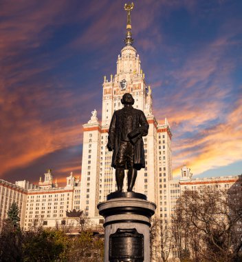 Moskova Devlet Üniversitesi 'nin (MSU) gökyüzünün arka planında Mikhail Vasilyevich Lomonosov (heykeltıraş N. V. Tomsky ve mimar L. V. Rudnev, 1953) anıtı görülüyor.  