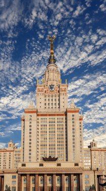 Sparrow Hills 'teki Lomonosov Moskova Devlet Üniversitesi' nin ana binası (gökyüzünün arka planı bulutlu). Rusya 'nın en üst düzey eğitim kurumudur. Rusya