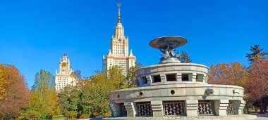 Sparrow Hills 'teki Lomonosov Moskova Devlet Üniversitesi (MSU) arazisinde (sonbahar güneşli günü). Rusya 'nın en üst düzey eğitim kurumudur. Rusya  