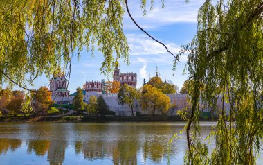 Güneşli bir sonbahar gününde Novodevichy manastırı (Bogoroditse-Smolensky manastırı) ve büyük Novodevichy göleti manzarası. Moskova, Rusya. UNESCO dünya mirası sahası