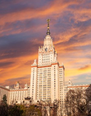 Sparrow Hills 'teki Lomonosov Moskova Devlet Üniversitesi' nin ana binası (gökyüzünün arka planı bulutlu). Rusya 'nın en üst düzey eğitim kurumudur. Rusya
