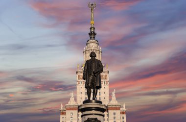 Moskova Devlet Üniversitesi 'nin (MSU) gökyüzünün arka planında Mikhail Vasilyevich Lomonosov (heykeltıraş N. V. Tomsky ve mimar L. V. Rudnev, 1953) anıtı görülüyor.  