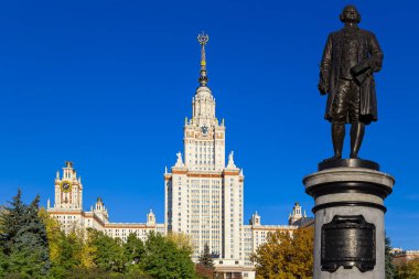 Rusya 'nın başkenti Sparrow Hills' teki Moskova Devlet Üniversitesi 'nin (MSU) ana binasının yanından Mikhail Vasilyevich Lomonosov anıtının (sonbahar güneşli günü) görüntüsü