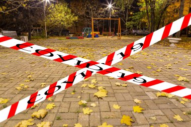 Moskova, Rusya 'da Coronavirus. Bir sonbahar gecesinde boş bir oyun parkı yerleşim alanlarından birinde. Covid-19 işareti. COVID salgını ve seyahat kavramı