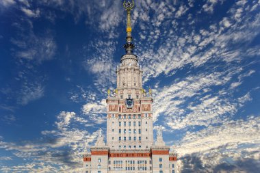 Sparrow Hills 'teki Lomonosov Moskova Devlet Üniversitesi' nin ana binası (gökyüzünün arka planı bulutlu). Rusya 'nın en üst düzey eğitim kurumudur. Rusya