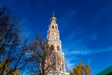 Novodevichy manastırı (Bogoroditse-Smolensky manastırı) güneşli bir sonbahar gününde. Sekizgen çan kulesi. Moskova, Rusya. UNESCO dünya mirası sahası