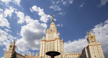 Sparrow Hills 'teki Lomonosov Moskova Devlet Üniversitesi' nin ana binası (gökyüzünün arka planı bulutlu). Rusya 'nın en üst düzey eğitim kurumudur. Rusya  