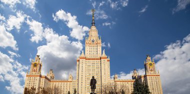 Sparrow Hills 'teki Lomonosov Moskova Devlet Üniversitesi' nin ana binası (gökyüzünün arka planı bulutlu). Rusya 'nın en üst düzey eğitim kurumudur. Rusya