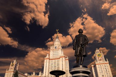 Moskova Devlet Üniversitesi 'nin (MSU) gökyüzünün arka planında Mikhail Vasilyevich Lomonosov (heykeltıraş N. V. Tomsky ve mimar L. V. Rudnev, 1953) anıtı görülüyor.  