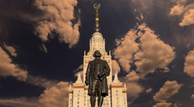 Moskova Devlet Üniversitesi 'nin (MSU) gökyüzünün arka planında Mikhail Vasilyevich Lomonosov (heykeltıraş N. V. Tomsky ve mimar L. V. Rudnev, 1953) anıtı görülüyor.  
