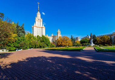 MOSCOW, RUSSIA-OCTOBER 06, 2021: Sparrow Hills 'teki Lomonosov Moskova Devlet Üniversitesi' nin (sonbahar güneşli günü) ana binası. Rusya 'nın en üst düzey eğitim kurumudur.