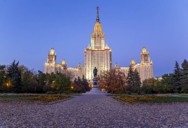 Sparrow Hills 'teki Lomonosov Moskova Devlet Üniversitesi' nin ana binası (sonbahar akşamı). Rusya 'nın en üst düzey eğitim kurumudur. Rusya  