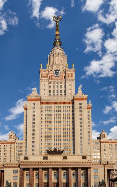 Sparrow Hills 'teki Lomonosov Moskova Devlet Üniversitesi' nin ana binası (gökyüzünün arka planı bulutlu). Rusya 'nın en üst düzey eğitim kurumudur. Rusya