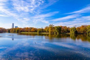 Novodevichy Manastırı (Bogoroditse-Smolensky Manastırı) yakınlarında güneşli bir sonbahar gününde Büyük Novodevichy göleti. Moskova, Rusya. UNESCO dünya mirası sahası