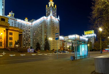 Sparrow Hills 'teki Lomonosov Moskova Devlet Üniversitesi' nin ana binası (sonbahar akşamı). Rusya 'nın en üst düzey eğitim kurumudur. Rusya