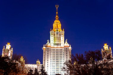 Sparrow Hills 'teki Lomonosov Moskova Devlet Üniversitesi' nin ana binası (sonbahar akşamı). Rusya 'nın en üst düzey eğitim kurumudur. Rusya 