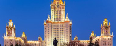 Sparrow Hills 'teki Lomonosov Moskova Devlet Üniversitesi' nin ana binası (sonbahar akşamı). Rusya 'nın en üst düzey eğitim kurumudur. Rusya 