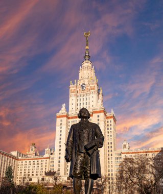 Moskova Devlet Üniversitesi 'nin (MSU) gökyüzünün arka planında Mikhail Vasilyevich Lomonosov (heykeltıraş N. V. Tomsky ve mimar L. V. Rudnev, 1953) anıtı görülüyor.  