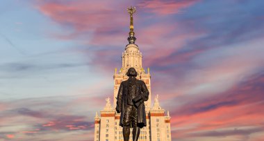 Moskova Devlet Üniversitesi 'nin (MSU) gökyüzünün arka planında Mikhail Vasilyevich Lomonosov (heykeltıraş N. V. Tomsky ve mimar L. V. Rudnev, 1953) anıtı görülüyor.  