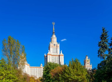 Sparrow Hills 'teki Lomonosov Moskova Devlet Üniversitesi' nin ana binası (sonbahar güneşli günü). Rusya 'nın en üst düzey eğitim kurumudur. Rusya  