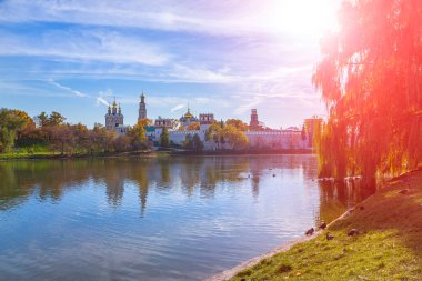 Güneşli bir sonbahar gününde Novodevichy manastırı (Bogoroditse-Smolensky manastırı) ve büyük Novodevichy göleti manzarası. Moskova, Rusya. UNESCO dünya mirası sahası