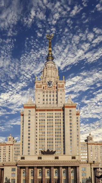 位于斯派洛山上的罗蒙诺索夫莫斯科国立大学的主楼 背景是乌云密布的天空 它是俄罗斯最高级别的教育机构 俄罗斯 — 图库照片
