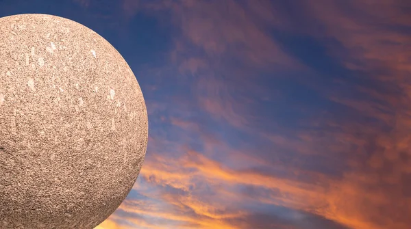 Grande Palla Granito Sullo Sfondo Del Cielo Con Nuvole — Foto Stock