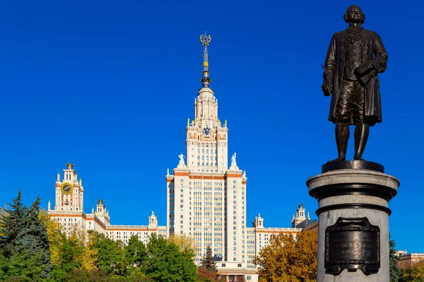 Vista Monumento Mikhail Vasilyevich Lomonosov Dia Ensolarado Outono Lado Edifício — Fotografia de Stock