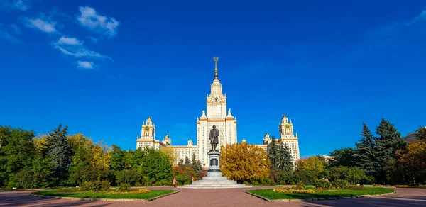 モスクワ ロシア 2021年10月6日 スパローヒルズ 秋の晴れた日 にロンゴノソフモスクワ州立大学の本館 最高位のロシア教育機関である — ストック写真