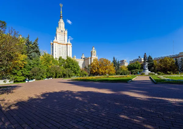 モスクワ ロシア 2021年10月6日 スパローヒルズ 秋の晴れた日 にロンゴノソフモスクワ州立大学の本館 最高位のロシア教育機関である — ストック写真