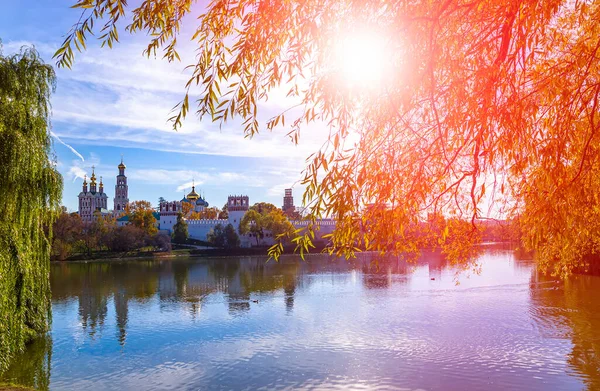 Uitzicht Het Novodevichy Klooster Bogoroditse Smolensky Klooster Grote Novodevichy Vijver — Stockfoto