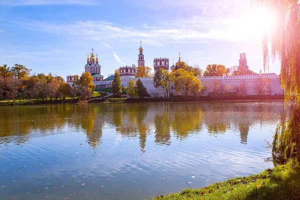 Güneşli bir sonbahar gününde Novodevichy manastırı (Bogoroditse-Smolensky manastırı) ve büyük Novodevichy göleti manzarası. Moskova, Rusya. UNESCO dünya mirası sahası