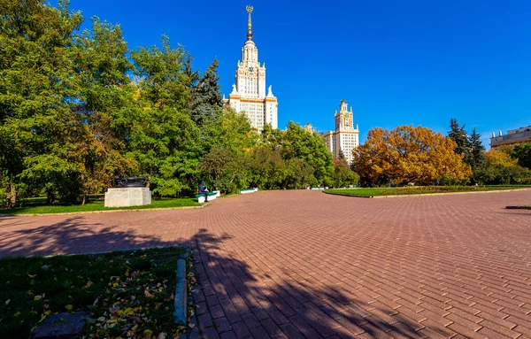 モスクワ ロシア 2021年10月6日 スパローヒルズ 秋の晴れた日 にロンゴノソフモスクワ州立大学の本館 最高位のロシア教育機関である — ストック写真