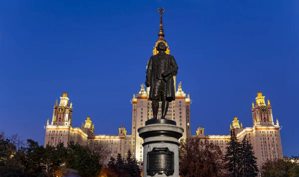 Rusya 'nın başkenti Sparrow Hills' teki Moskova Devlet Üniversitesi 'nin (MSU) ana binasının yanından Mikhail Vasilyevich Lomonosov anıtının (sonbahar akşamı) görüntüsü.  