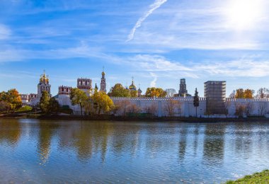 Güneşli bir sonbahar gününde Novodevichy manastırı (Bogoroditse-Smolensky manastırı) ve büyük Novodevichy göleti manzarası. Moskova, Rusya. UNESCO dünya mirası sahası
