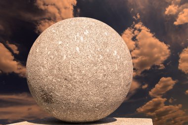Gökyüzünün arka planında bulutlu büyük granit top 
