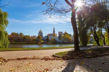 Güneşli bir sonbahar gününde Novodevichy manastırı (Bogoroditse-Smolensky manastırı) ve büyük Novodevichy göleti manzarası. Moskova, Rusya. UNESCO dünya mirası sahası