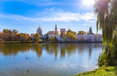 Güneşli bir sonbahar gününde Novodevichy manastırı (Bogoroditse-Smolensky manastırı) ve büyük Novodevichy göleti manzarası. Moskova, Rusya. UNESCO dünya mirası sahası