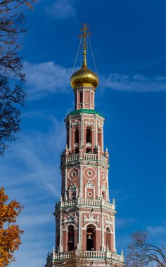 Novodevichy manastırı (Bogoroditse-Smolensky manastırı) güneşli bir sonbahar gününde. Sekizgen çan kulesi. Moskova, Rusya. UNESCO dünya mirası sahası