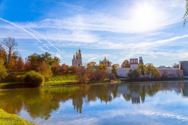Güneşli bir sonbahar gününde Novodevichy manastırı (Bogoroditse-Smolensky manastırı) ve büyük Novodevichy göleti manzarası. Moskova, Rusya. UNESCO dünya mirası sahası