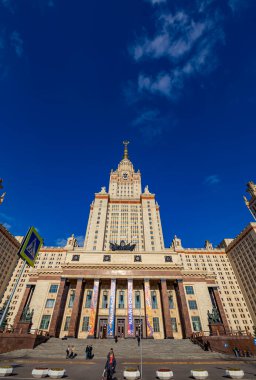 Sparrow Hills 'teki Lomonosov Moskova Devlet Üniversitesi' nin ana binası (sonbahar güneşli günü). Rusya 'nın en üst düzey eğitim kurumudur. Rusya  