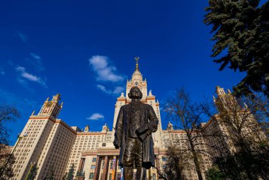Rusya 'nın başkenti Sparrow Hills' teki Moskova Devlet Üniversitesi 'nin (MSU) ana binasının yanından Mikhail Vasilyevich Lomonosov anıtının (sonbahar güneşli günü) görüntüsü